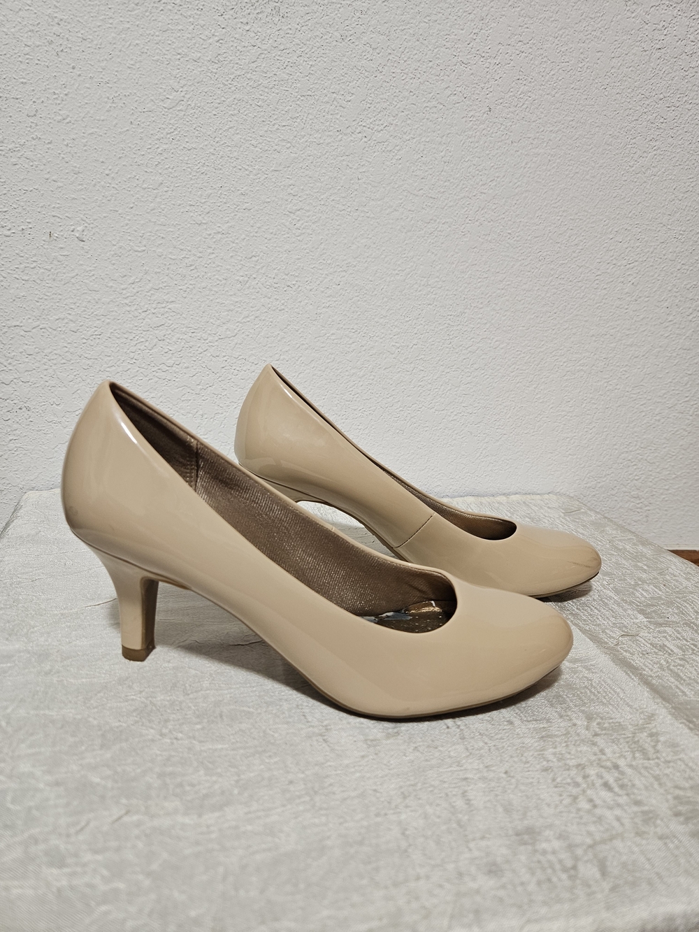 Life Stride Beige Patent Mid Heel Pumps